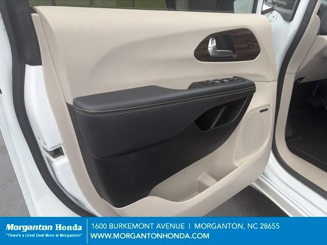 Used 2023 Chrysler Pacifica Limited w/ Uconnect Theater Family Group AWD/4WD image 11