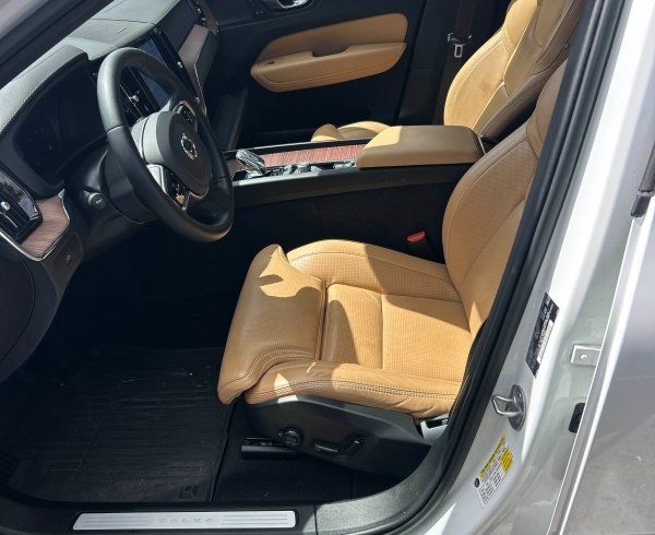 Certified 2023 Volvo XC60 B5 Ultimate w/ Protection Package Premier FWD image 4