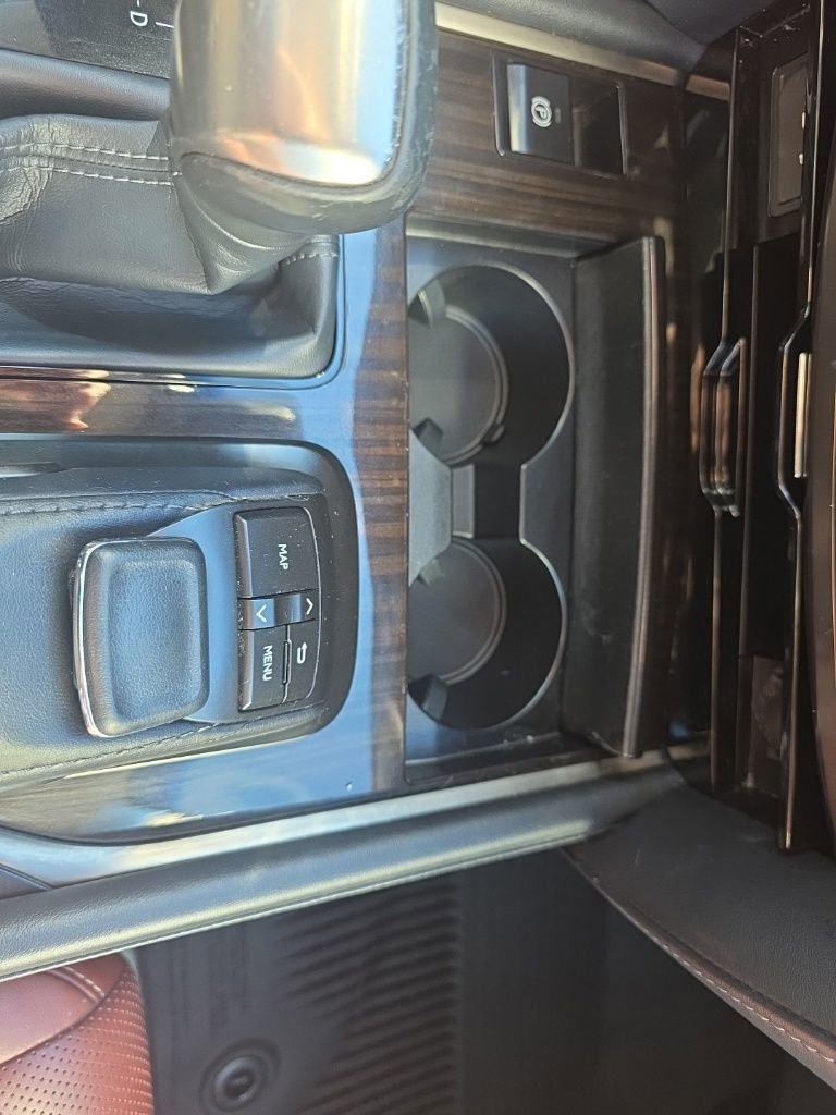 Used 2020 Lexus LX 570 4WD w/ 3rd Row & Luxury Pkg image 34