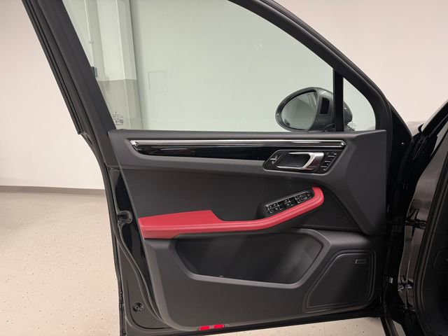 Certified 2026 Porsche Macan Turbo AWD/4WD image 34