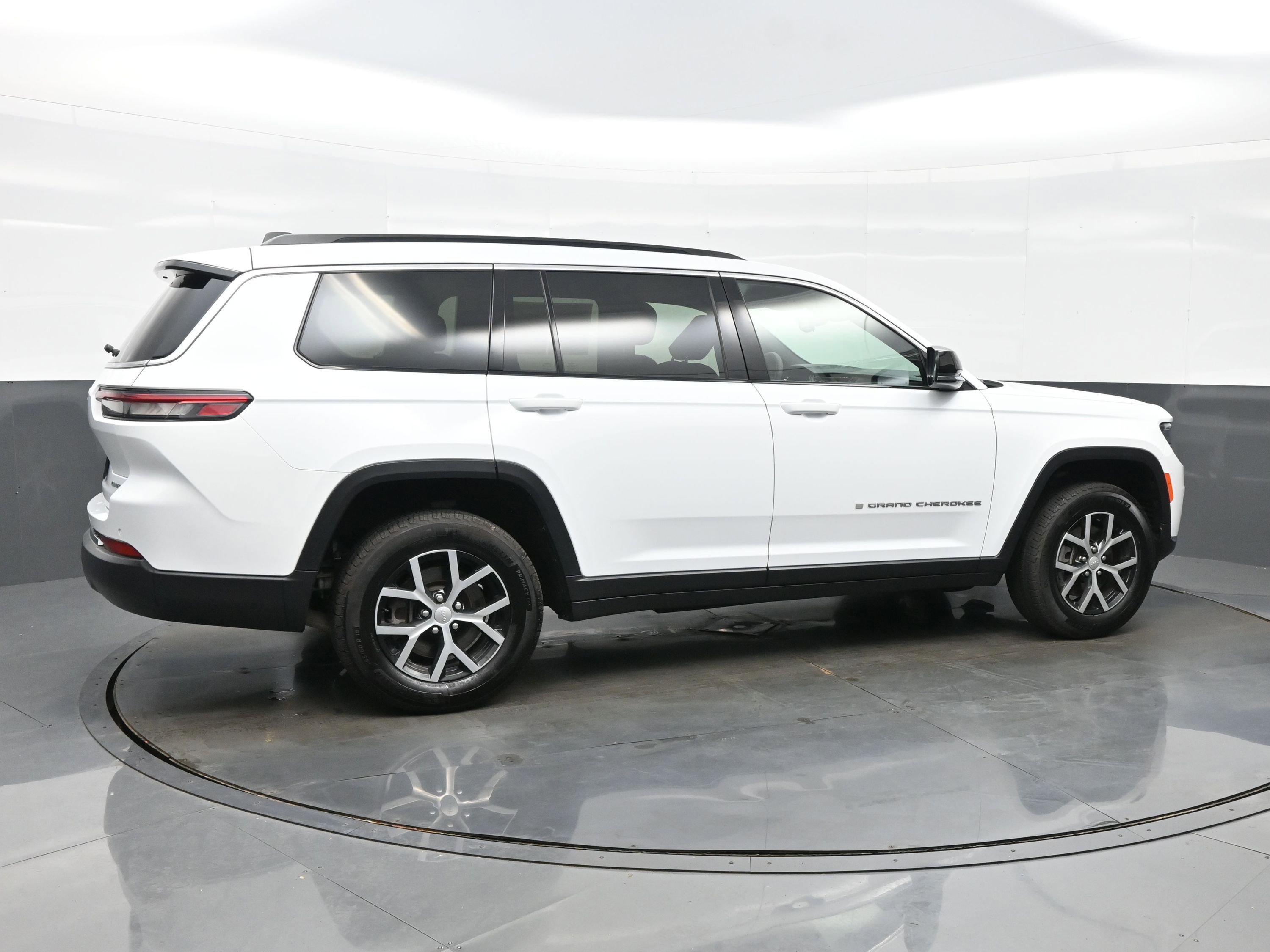 Used 2025 Jeep Grand Cherokee L Limited AWD/4WD image 6