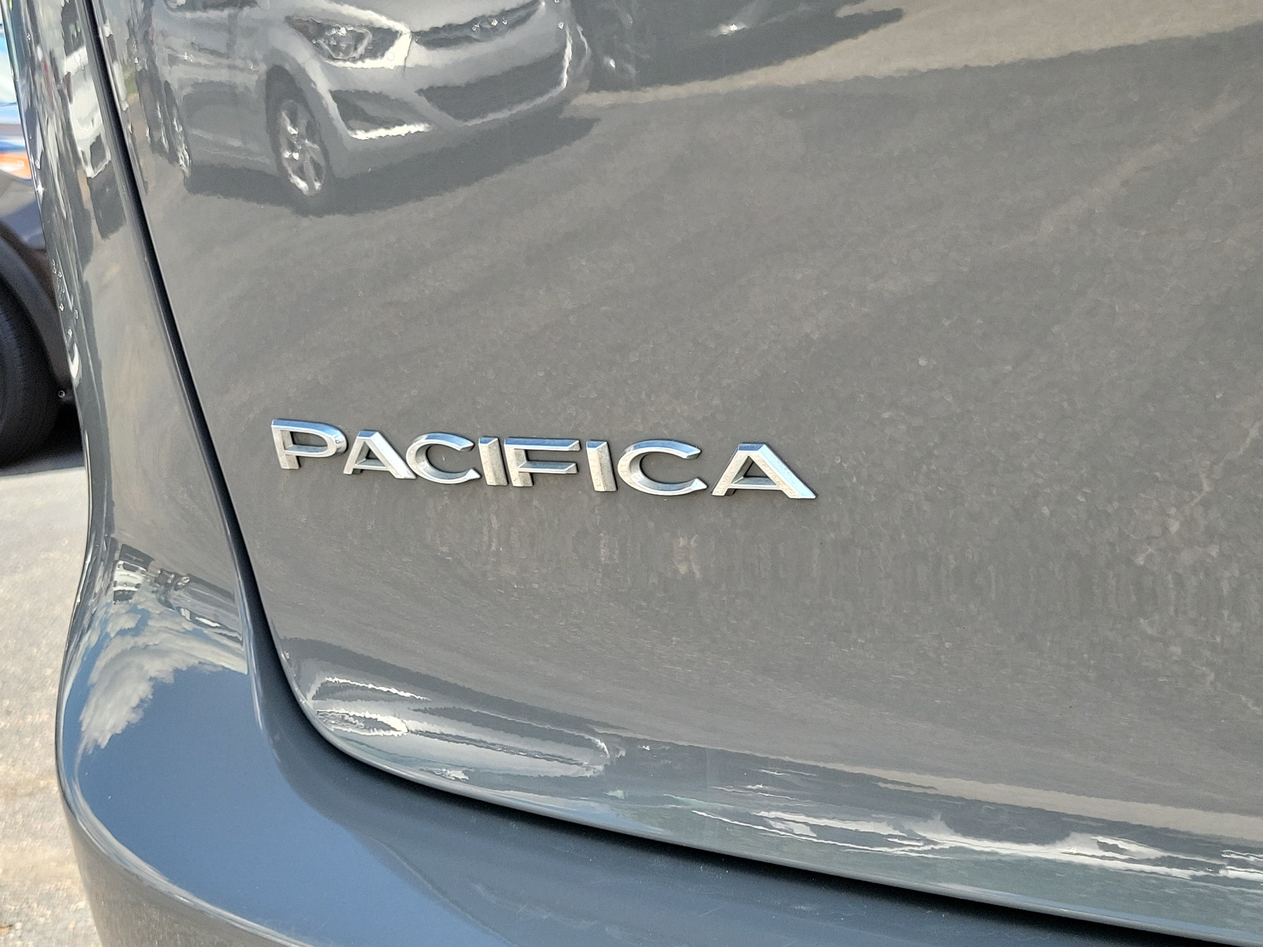 Used 2022 Chrysler Pacifica Touring-L FWD image 6