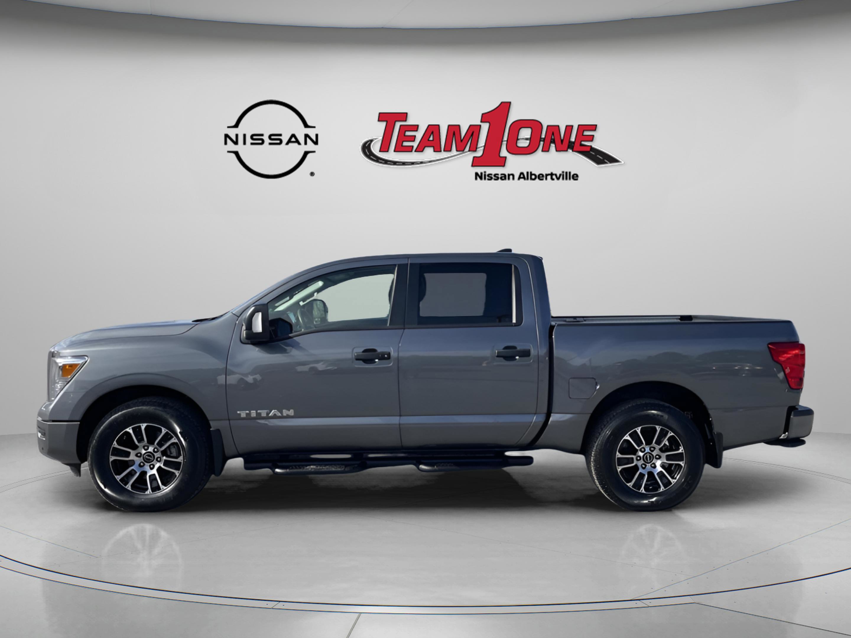 Used 2024 Nissan Titan SV w/ SV Convenience Package image 5