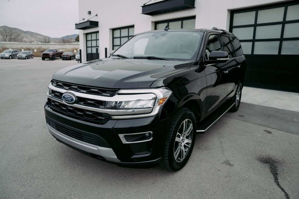 Used 2023 Ford Expedition Limited image 3