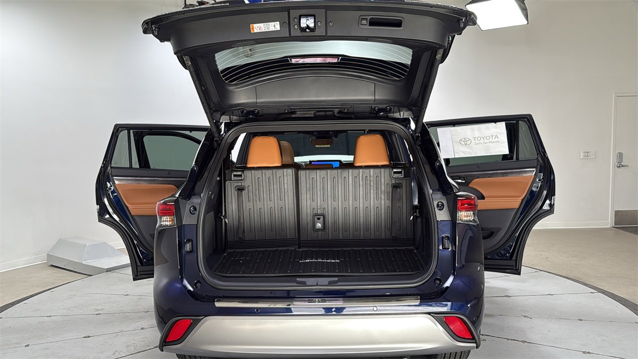 New 2026 Toyota Highlander Platinum image 16