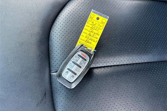 Used 2025 Chrysler Pacifica Select image 35