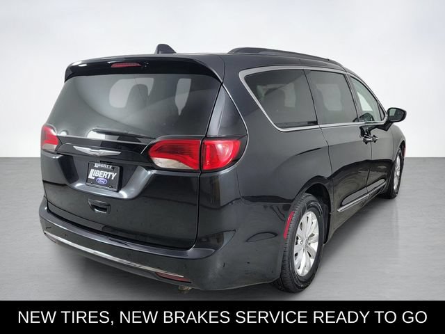 Used 2017 Chrysler Pacifica Touring-L FWD image 3