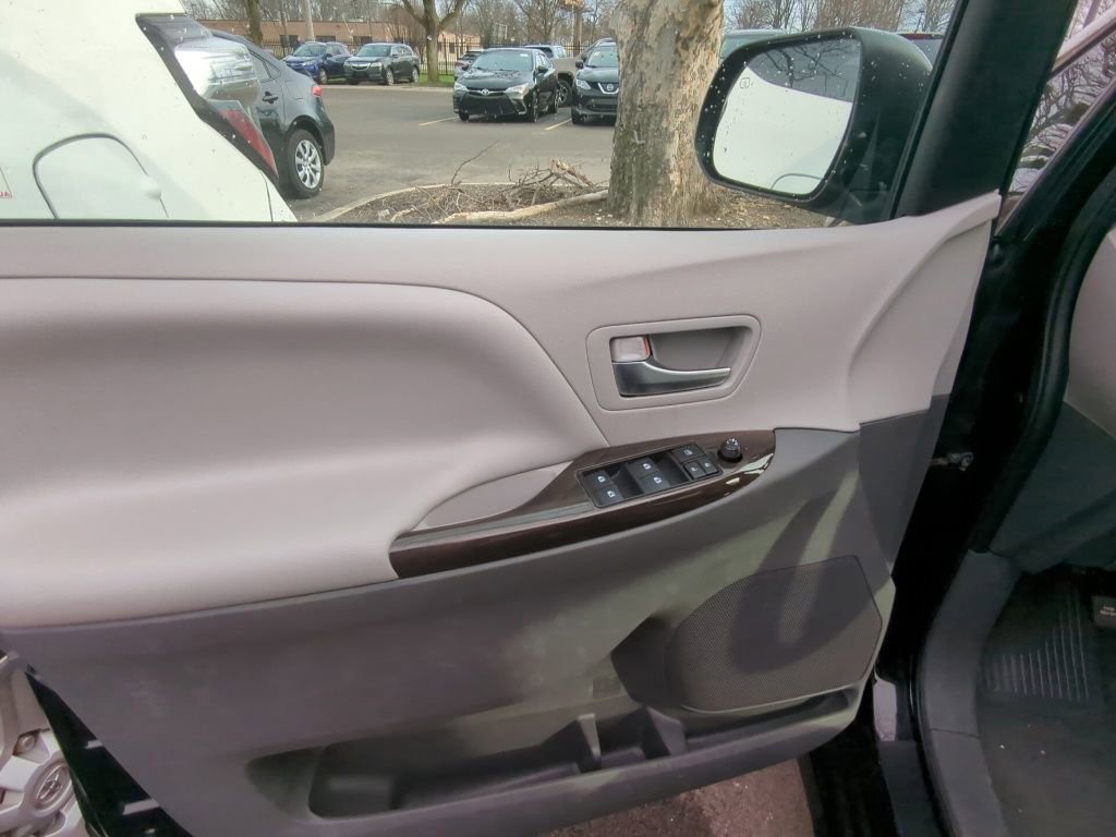Used 2020 Toyota Sienna XLE image 8