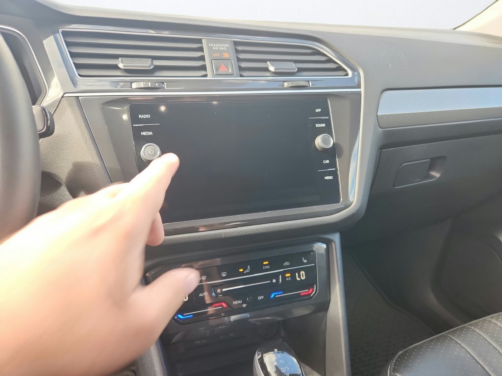 Certified 2024 Volkswagen Tiguan SE AWD/4WD image 15