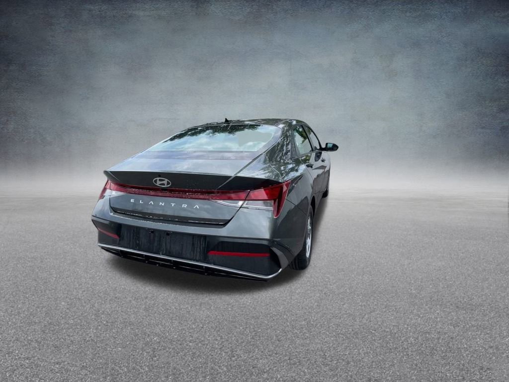 Used 2025 Hyundai Elantra SE image 21