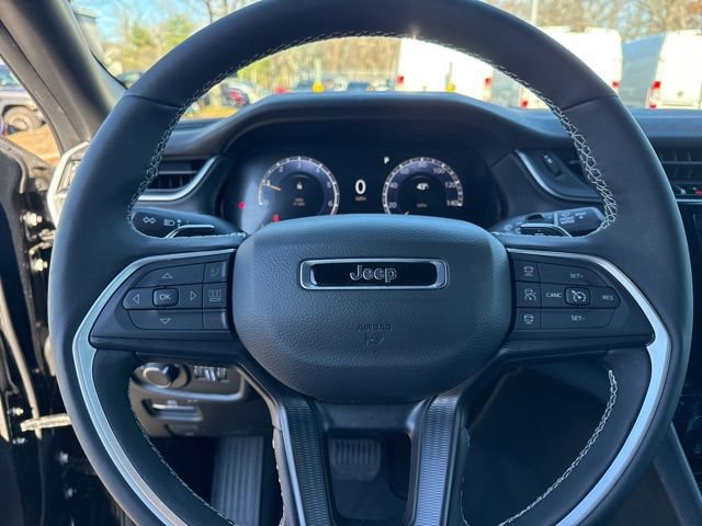 Used 2025 Jeep Grand Cherokee Laredo w/ Luxury Tech Group I image 12