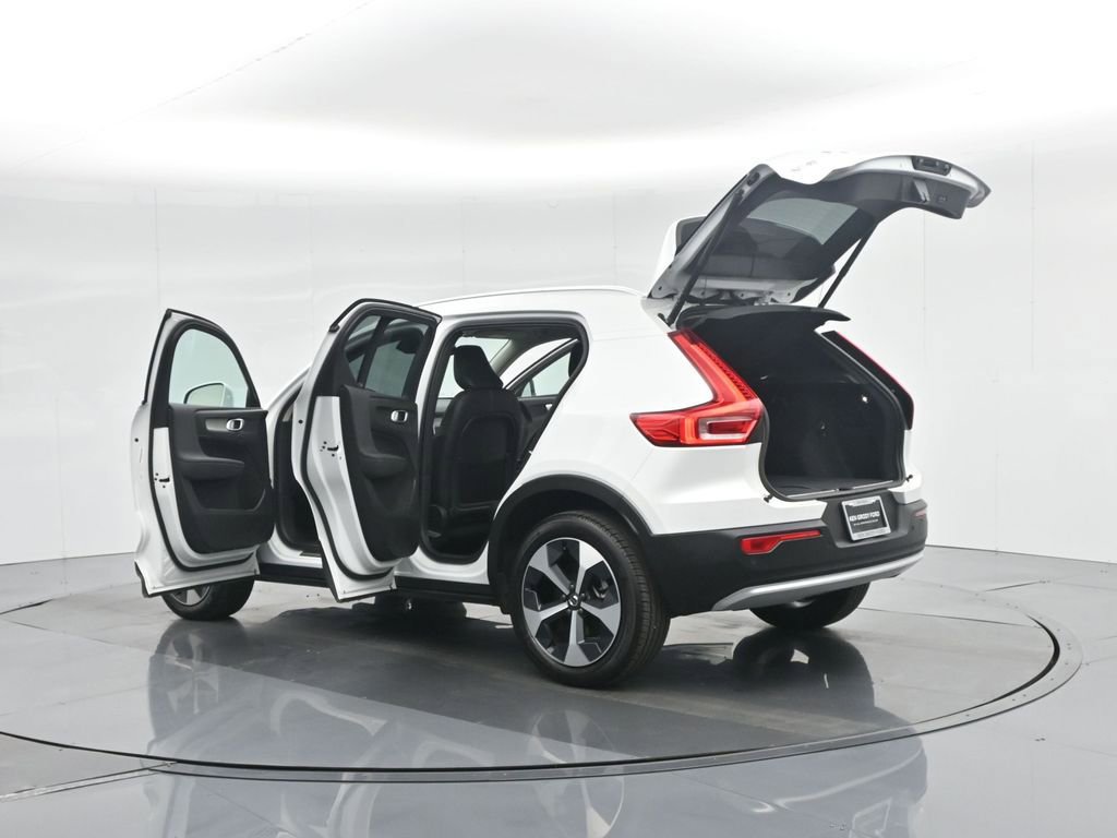 Used 2025 Volvo XC40 B5 Plus image 40