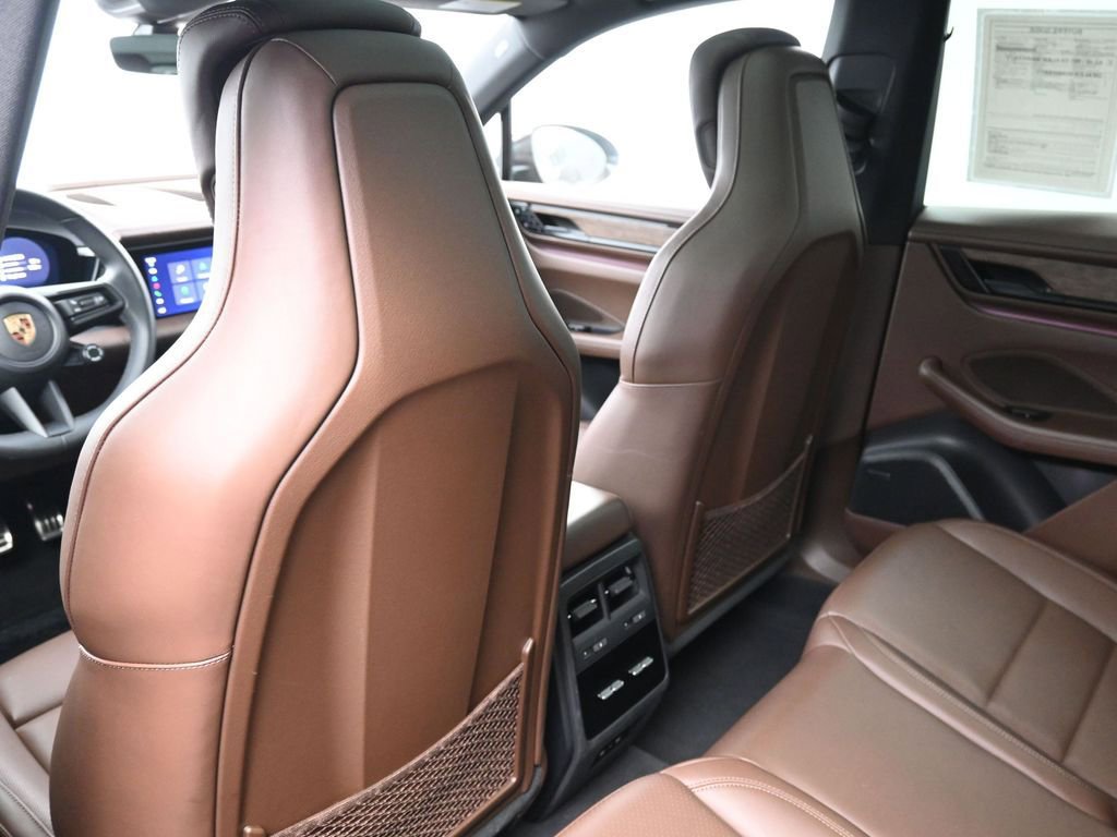 Certified 2025 Porsche Macan Electric image 8