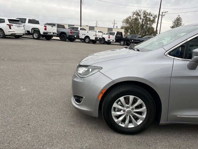 Used 2018 Chrysler Pacifica Touring-L image 7