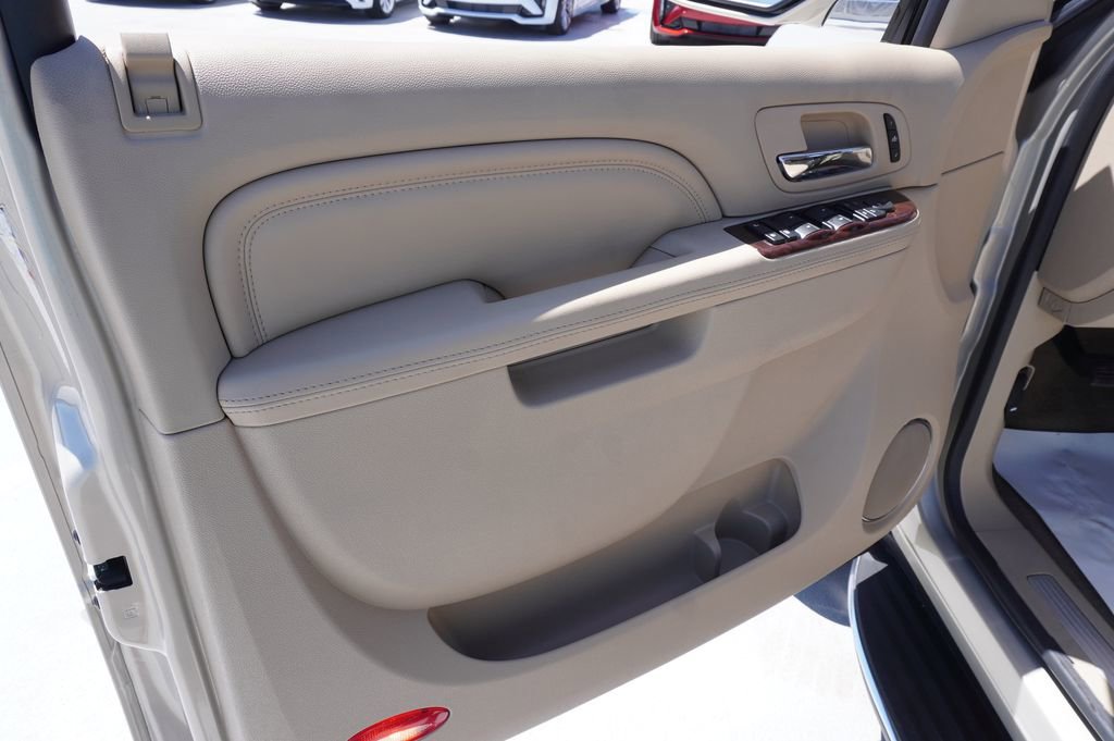 Used 2012 Cadillac Escalade Luxury AWD/4WD image 16