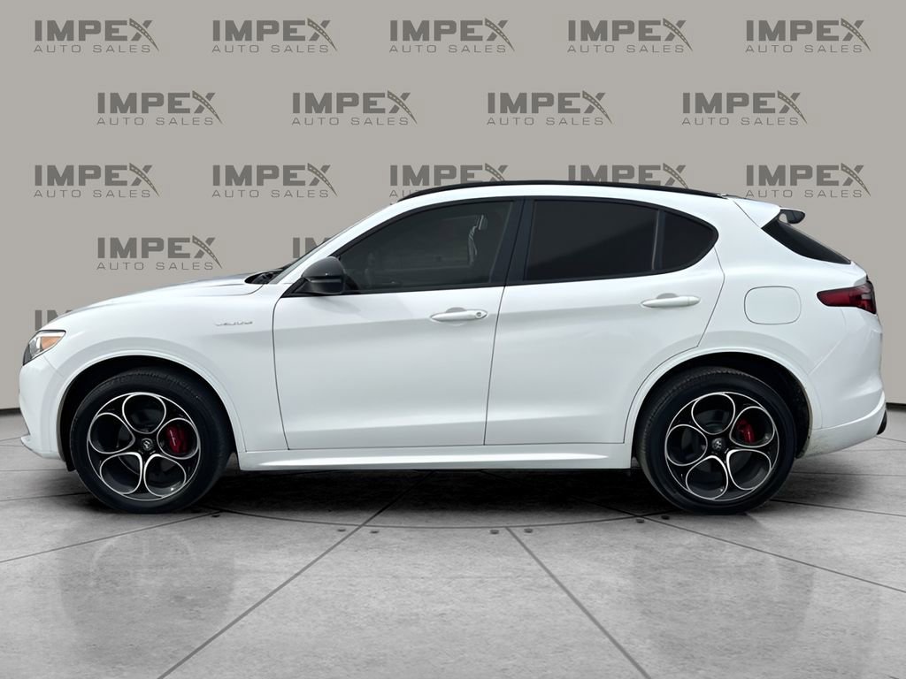 Used 2022 Alfa Romeo Stelvio Veloce image 2