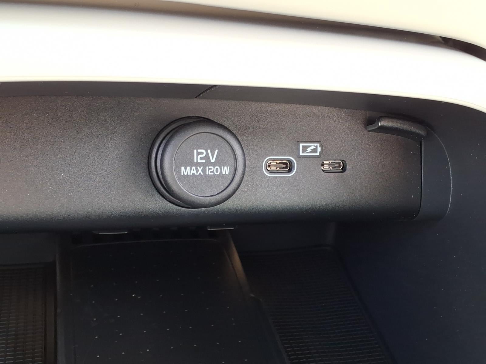New 2026 Volvo XC40 B5 Plus w/ Protection Package Premier AWD/4WD image 18
