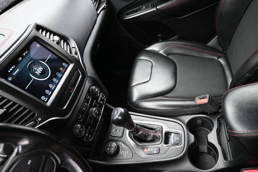 Used 2020 Jeep Cherokee Trailhawk AWD/4WD image 19