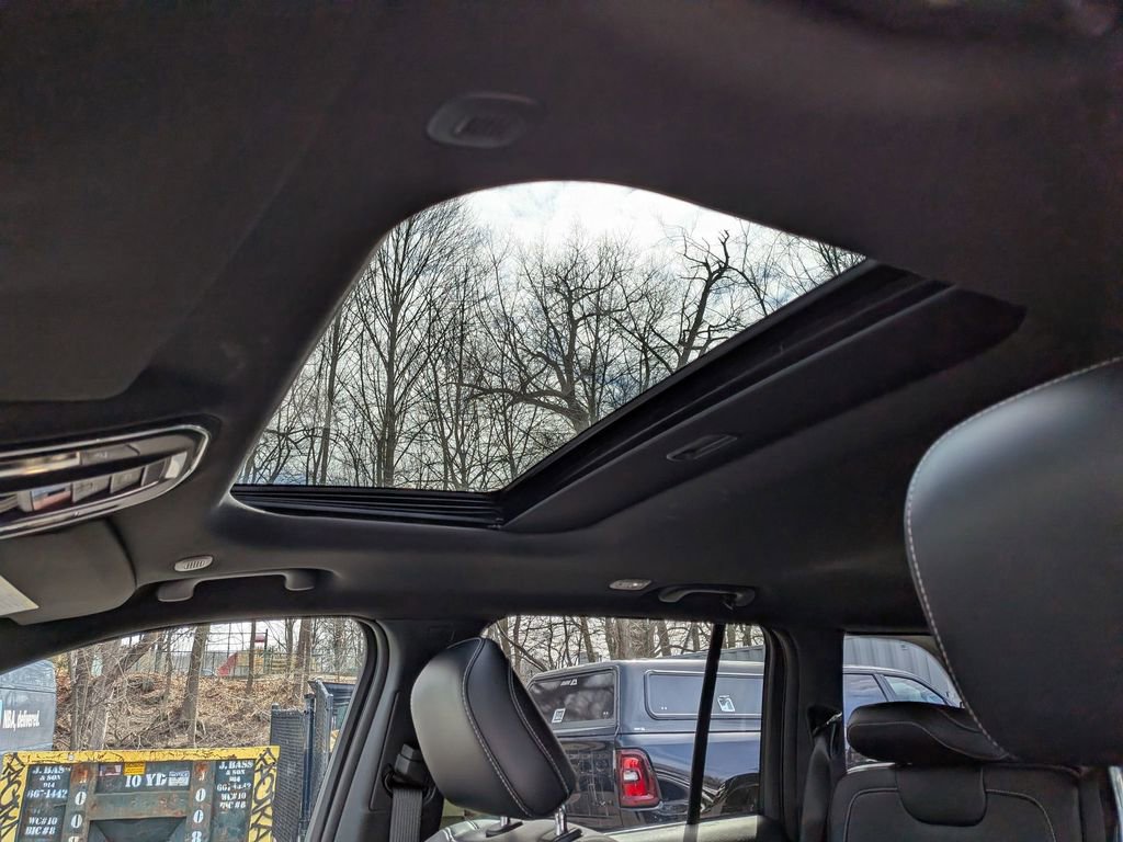 Used 2025 Jeep Grand Cherokee Altitude image 19