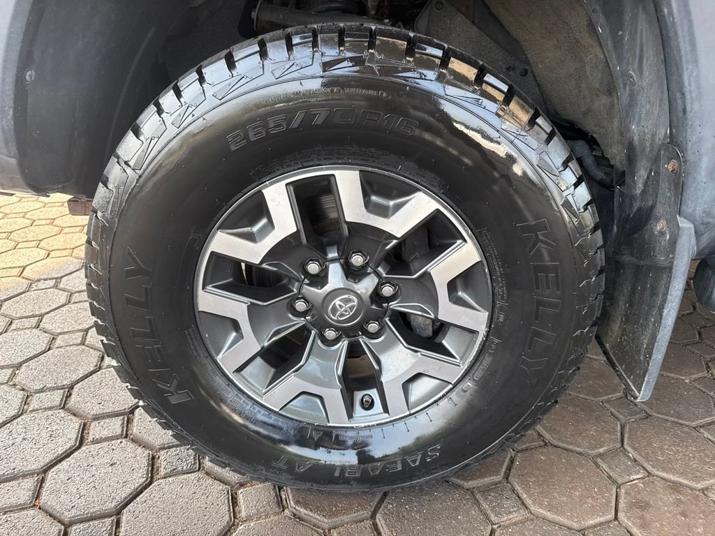 Used 2018 Toyota Tacoma TRD Off-Road AWD/4WD image 11