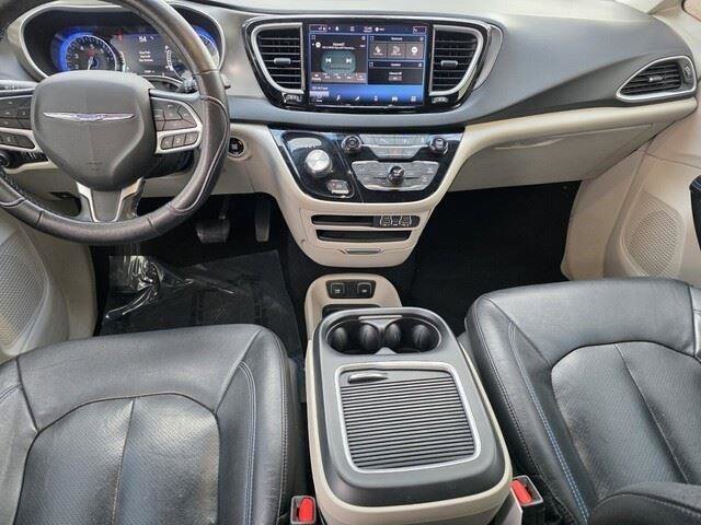 Used 2021 Chrysler Pacifica Touring-L image 28