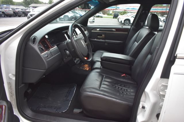 Used 2008 Lincoln Town Car Executive RWD image 17