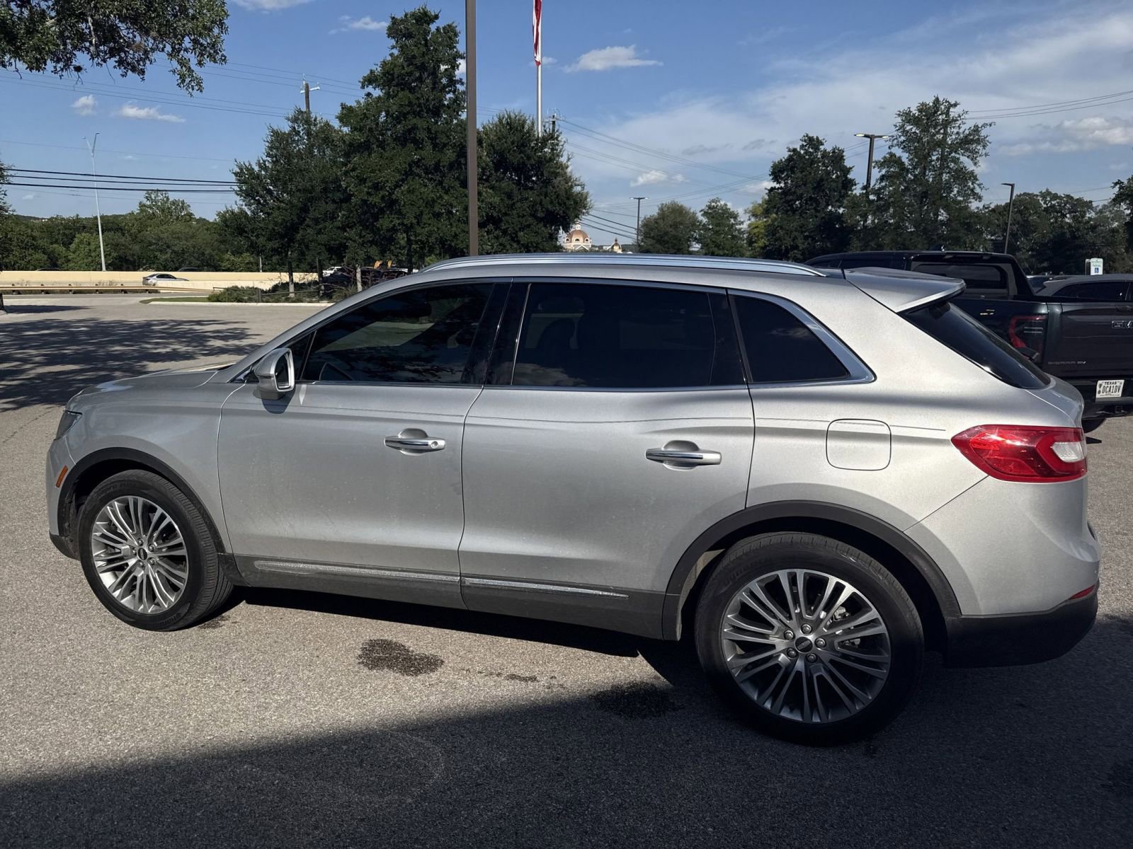 Used 2018 Lincoln MKX Reserve w/ Cargo Accessories Package FWD image 5