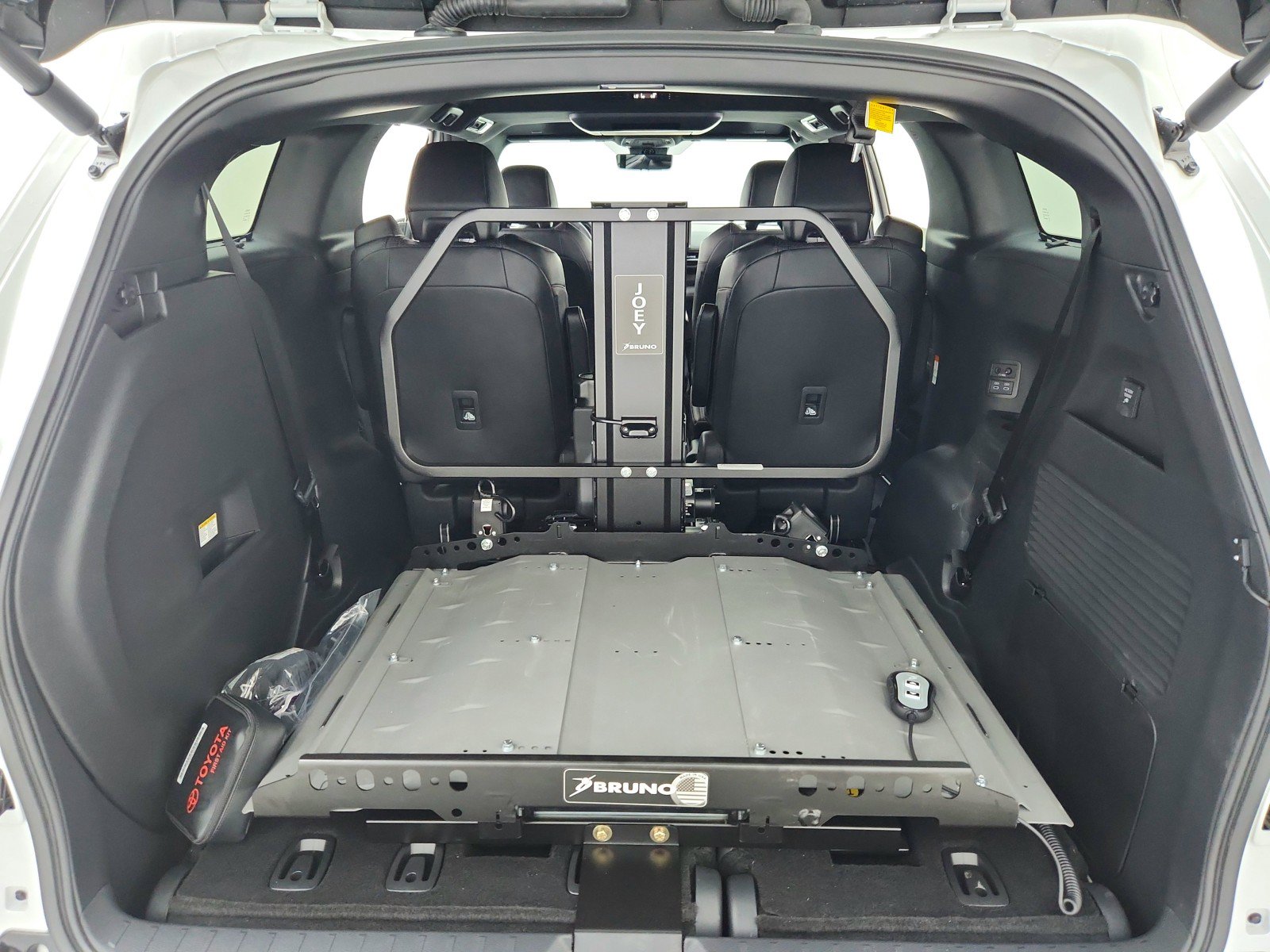 Used 2025 Toyota Sienna Limited FWD image 32