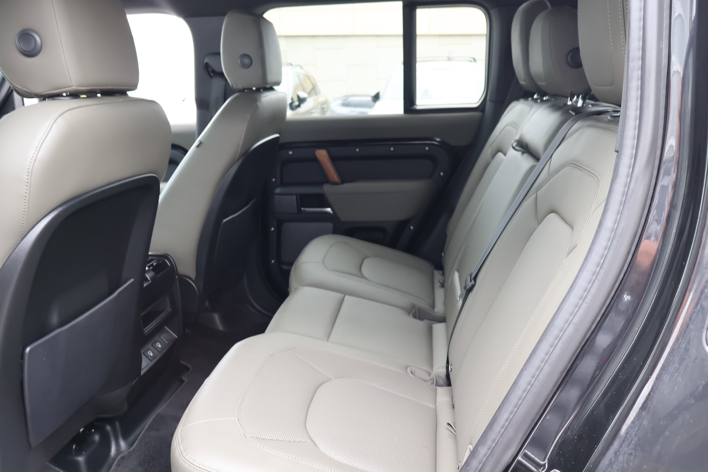 Used 2023 Land Rover Defender 110 X-Dynamic SE image 16