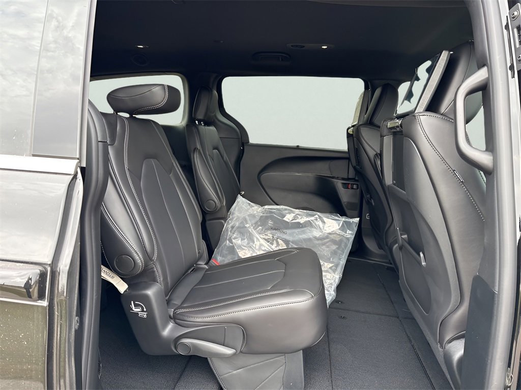 New 2026 Chrysler Pacifica Select image 13