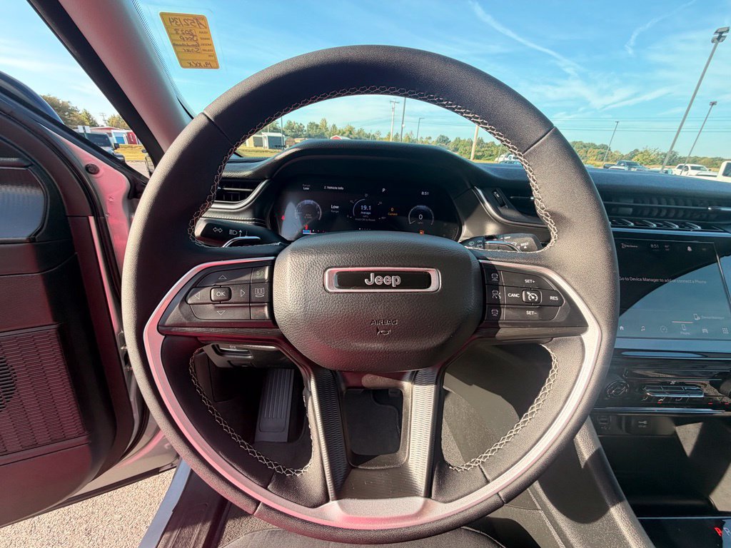 Used 2023 Jeep Grand Cherokee Laredo AWD/4WD image 26