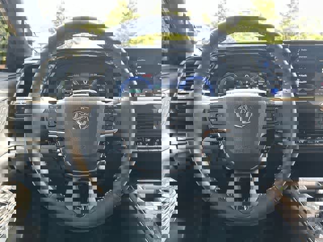 Used 2025 Toyota Crown Platinum AWD/4WD image 7