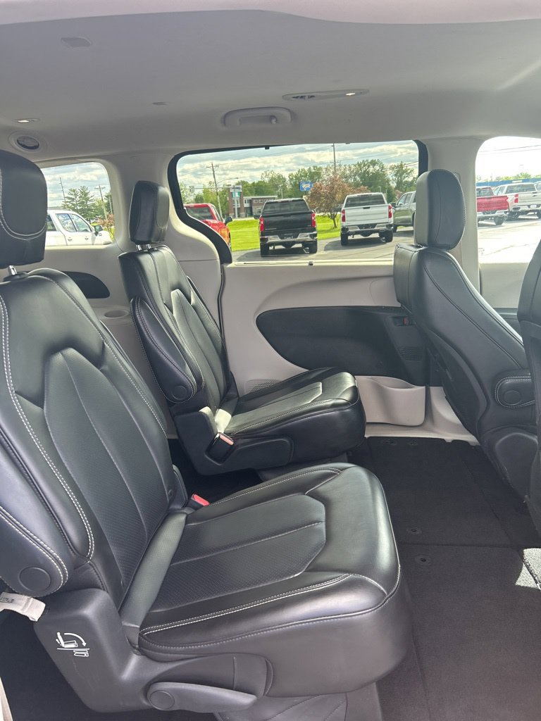 Used 2023 Chrysler Pacifica Touring-L FWD image 45