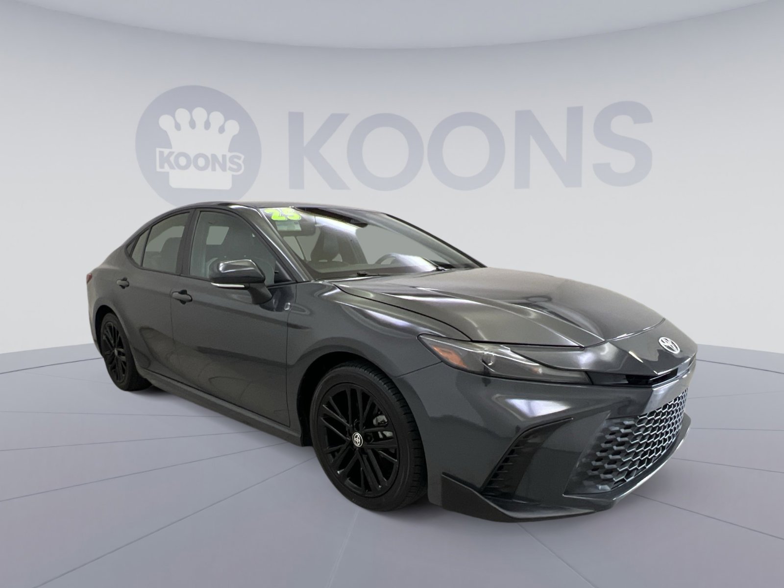 Used 2025 Toyota Camry SE FWD image 2