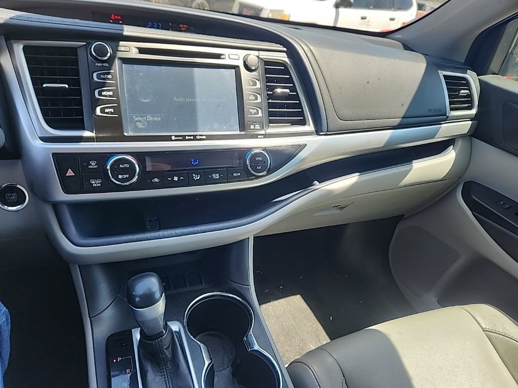 Used 2017 Toyota Highlander XLE w/ Carpet Mat Package FWD image 13