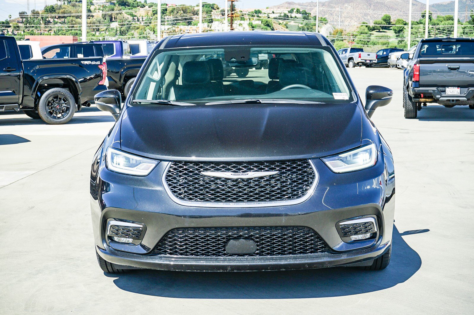 Used 2023 Chrysler Pacifica Touring-L FWD image 7