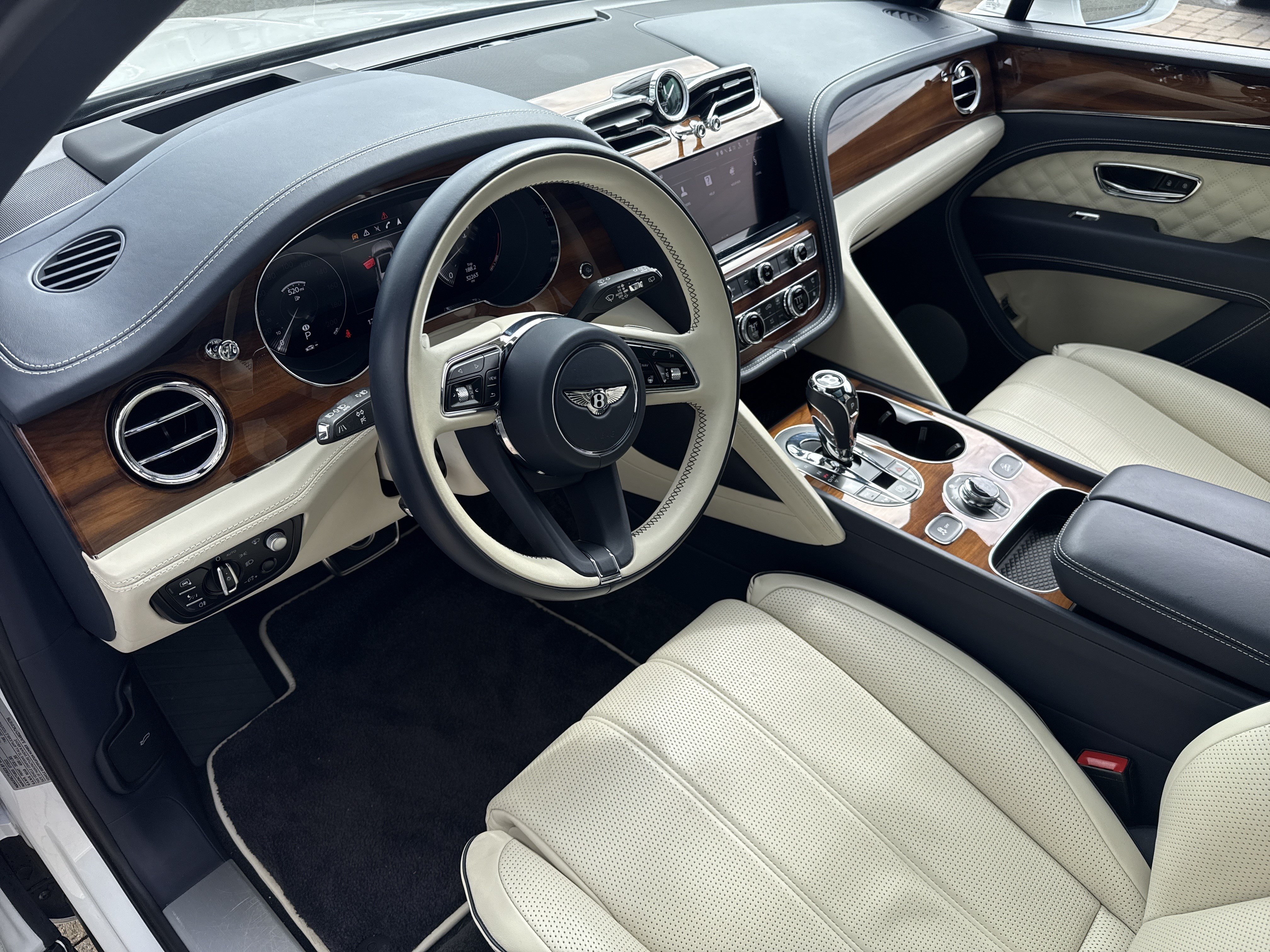 Used 2022 Bentley Bentayga AWD/4WD image 14