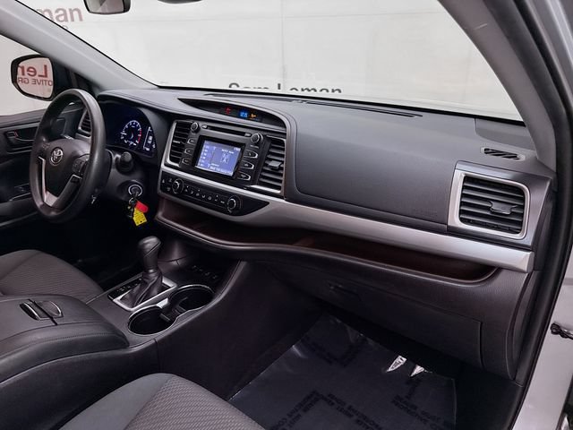 Used 2019 Toyota Highlander LE AWD/4WD image 28