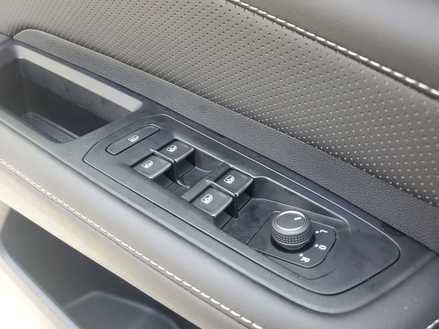 Certified 2025 Volkswagen Atlas Cross Sport SE w/ Panoramic Sunroof Package image 30