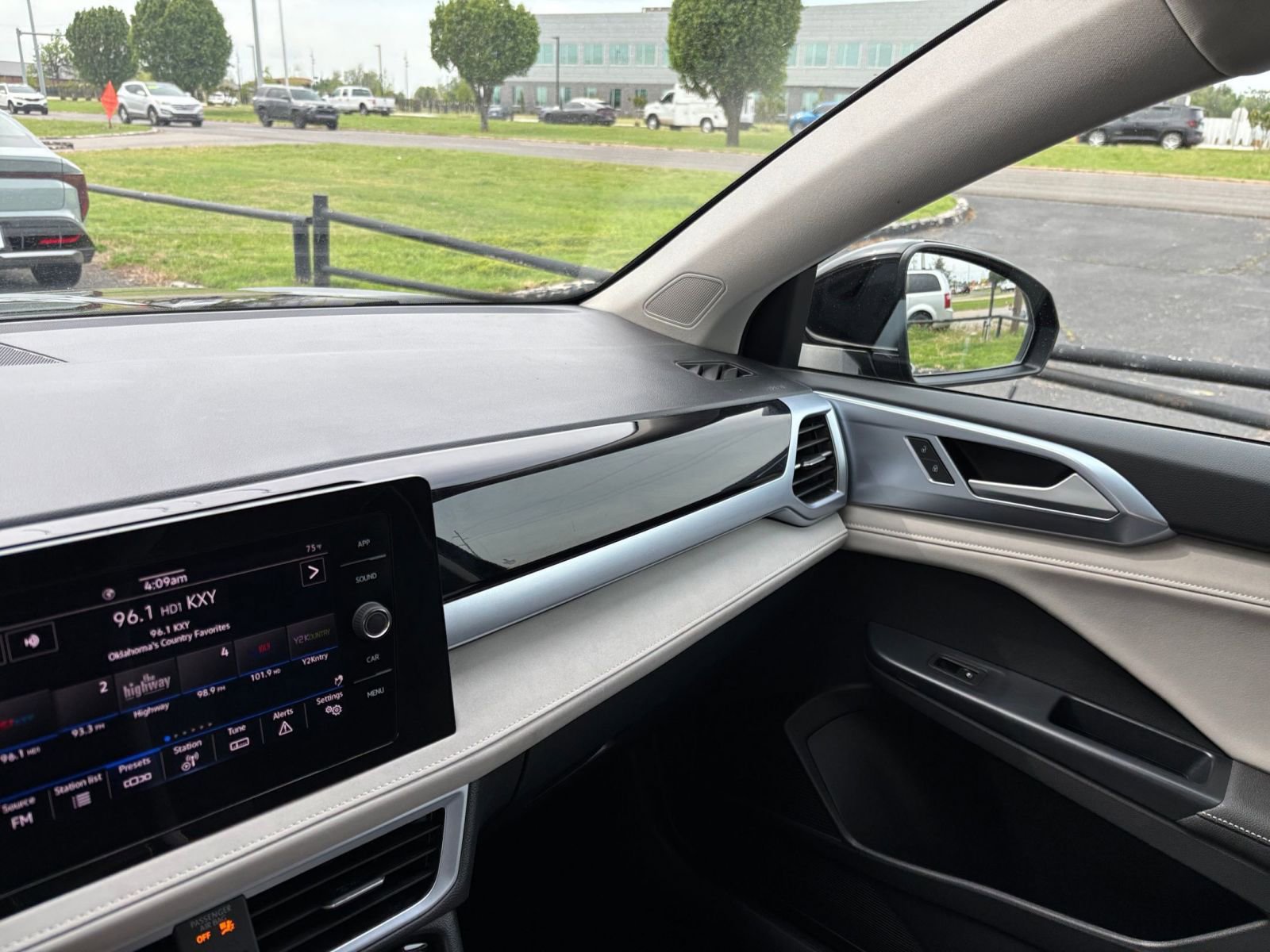 Used 2025 Volkswagen Taos SE FWD image 36