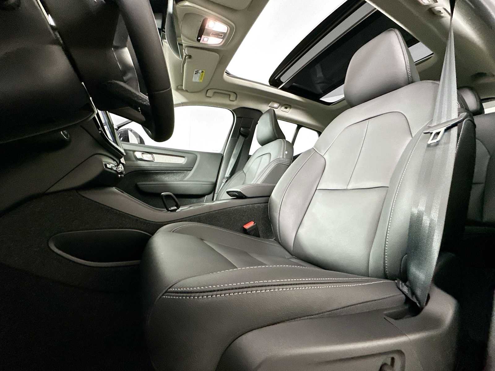 Used 2025 Volvo XC40 B5 Core w/ Climate Package image 19