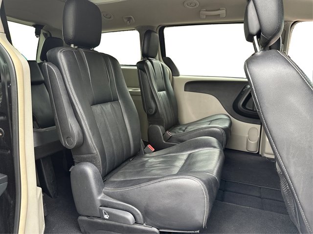 Used 2014 Chrysler Town & Country Touring FWD image 46