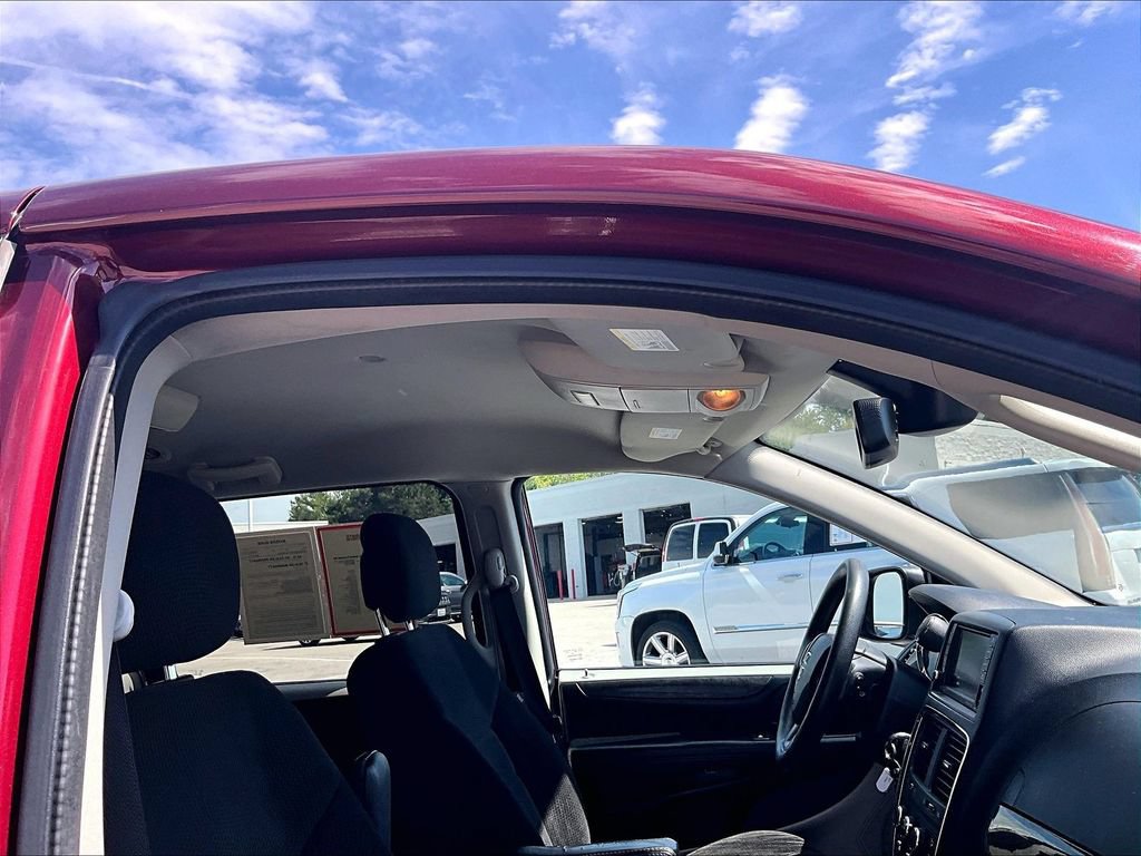 Used 2019 Dodge Grand Caravan SE FWD image 22