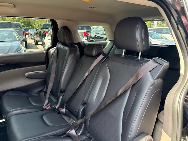 Used 2025 Kia Carnival FWD image 19