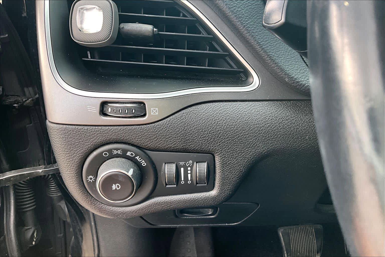 Used 2019 Jeep Cherokee Latitude Plus FWD image 33
