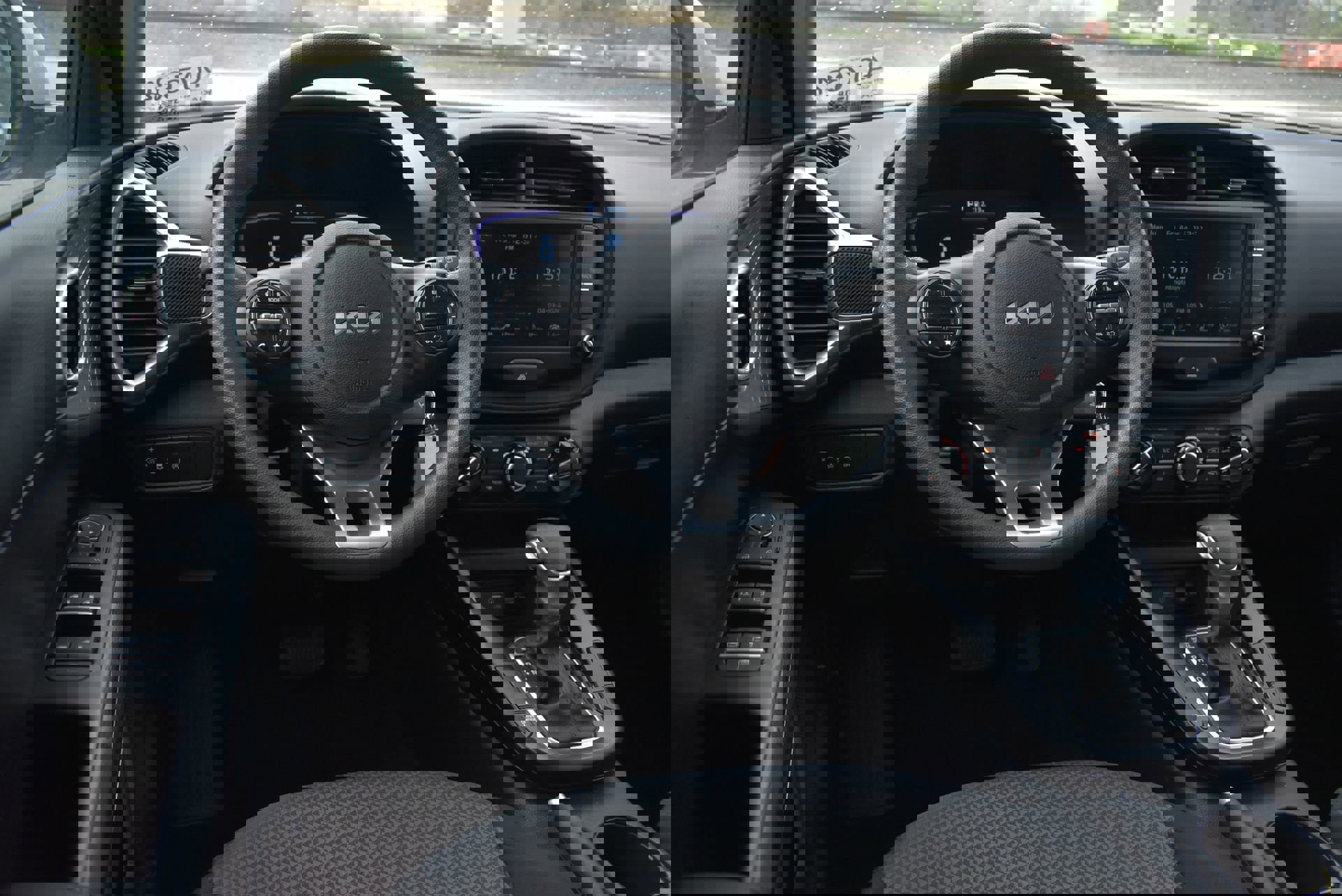 Used 2025 Kia Soul LX w/ LX Technology Package FWD image 17