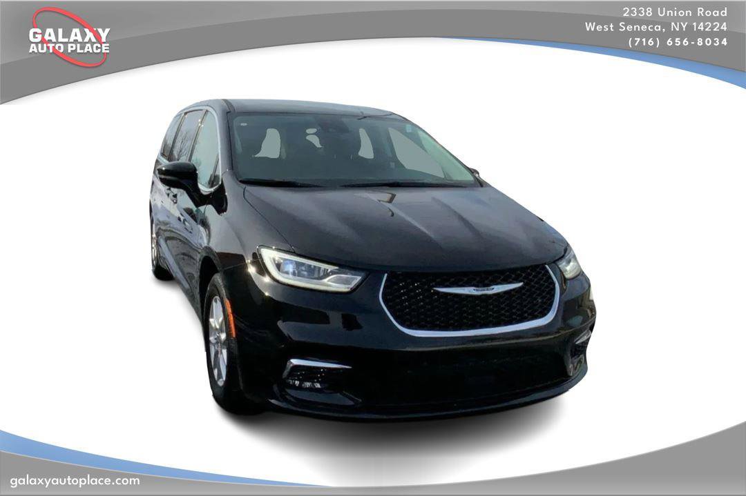Used 2024 Chrysler Pacifica Touring-L FWD image 3