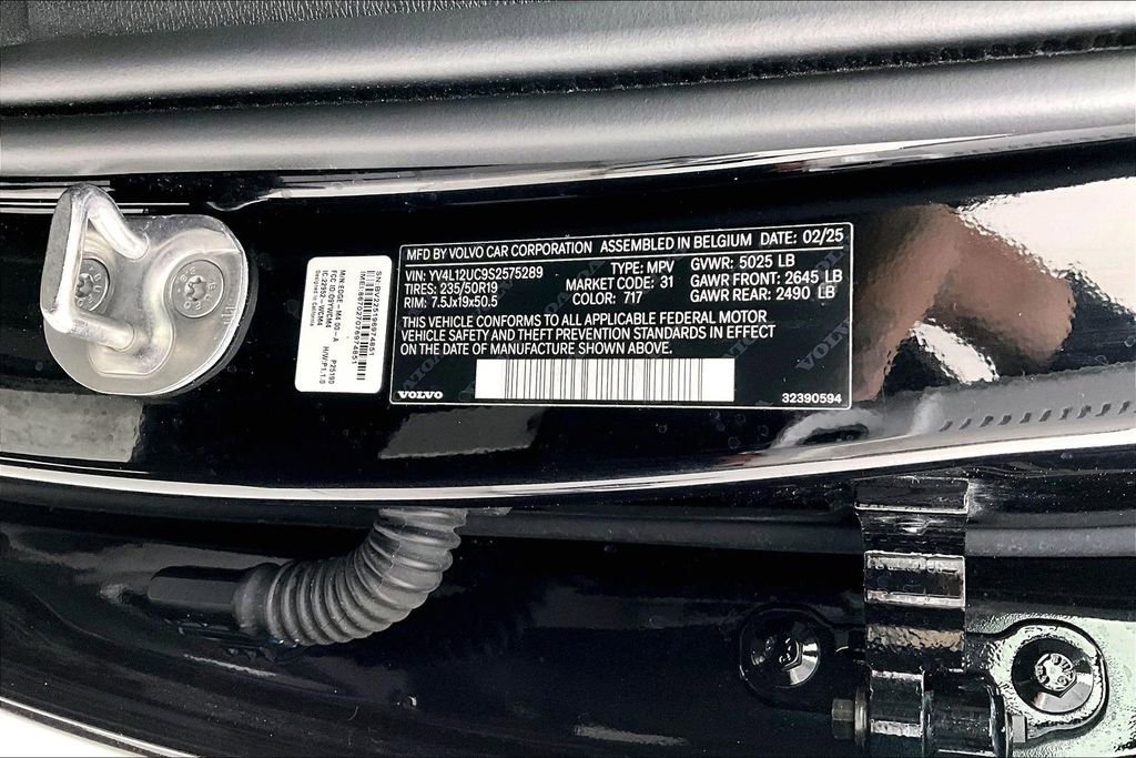 Certified 2025 Volvo XC40 B5 Plus image 44