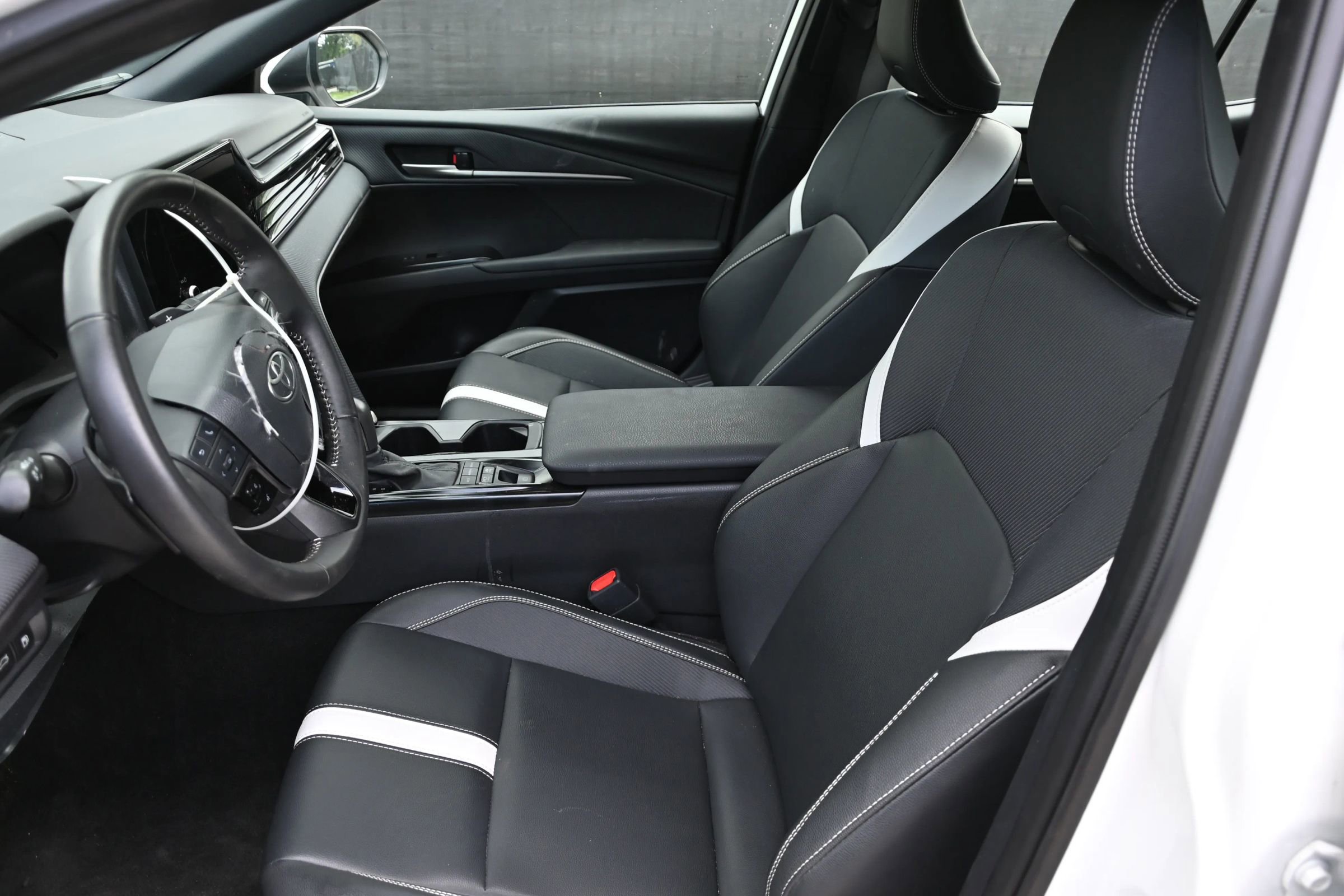 Used 2025 Toyota Camry SE image 13