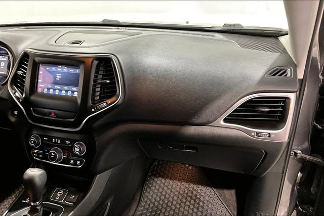 Used 2019 Jeep Cherokee Latitude Plus w/ Cold Weather Group AWD/4WD image 33